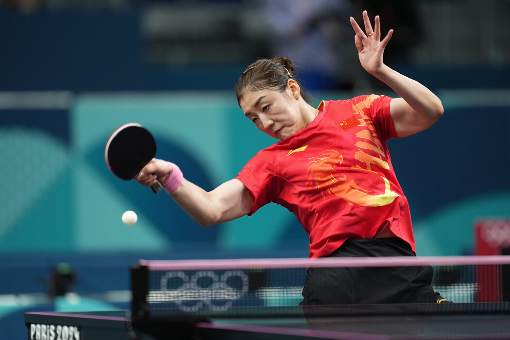 马赫雷斯和知名说唱歌手一同出镜，展示阿尔及利亚队新球衣